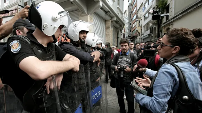 Bezpečnostní hlídky v ulicích Istanbulu