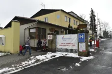 Interna chebské nemocnice hrozí výpovědí. Problémy s lékaři mají i v Litomyšli