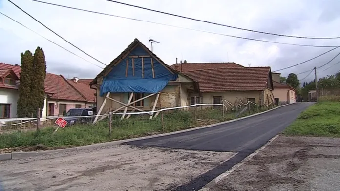 Majitelka nemá 150 tisíc na demolici domu. Musí ji zaplatit obec