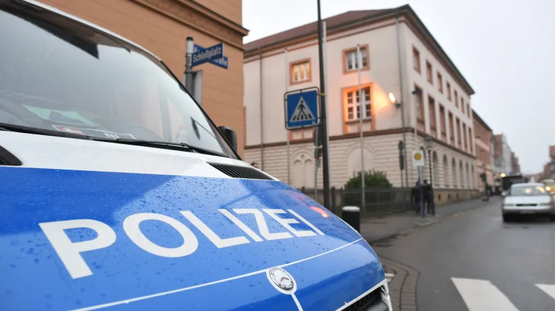 Německá policie u budovy soudu