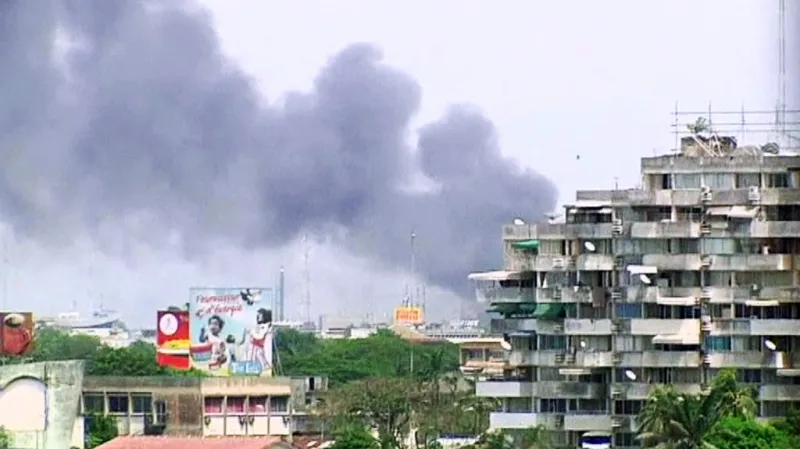 Dým nad prezidentským palácem v Pobřeží slonoviny