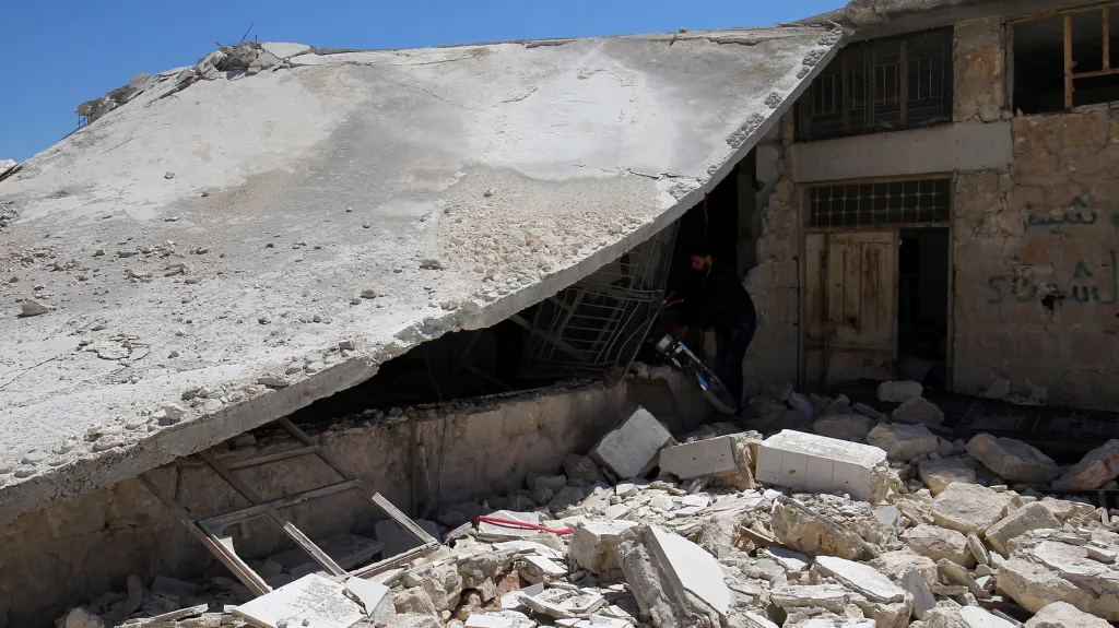 Zdravotnické zařízení v Chán Šajchún zničené bombardováním