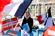 Kandidát krajní levice Mélenchon mocně finišuje, v průzkumech přeskočil Fillona