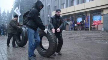 Demonstranti před úřady v Makejevce nedaleko Doněcku