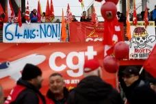 Francouzi opět protestují proti důchodové reformě. Nejezdí veřejná doprava, někde se neučí