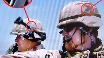 Znaky SS na přilbách českých vojáků v Afghánistánu