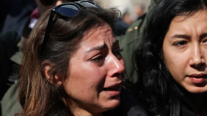 Protest proti zabíjení alavitů v Sýrii v březnu 2025