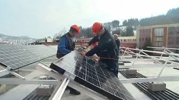 Dělníci instalují solární panely