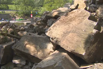 Vltava pod Barevnou skálou u Českého Krumlova bude pro vodáky dál uzavřena, sanace pokračuje