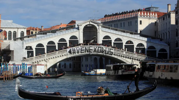 Obyvatelé volající po omezení turismu vyvěsili na most Rialto transparent, který hlásá „Venice exodus“