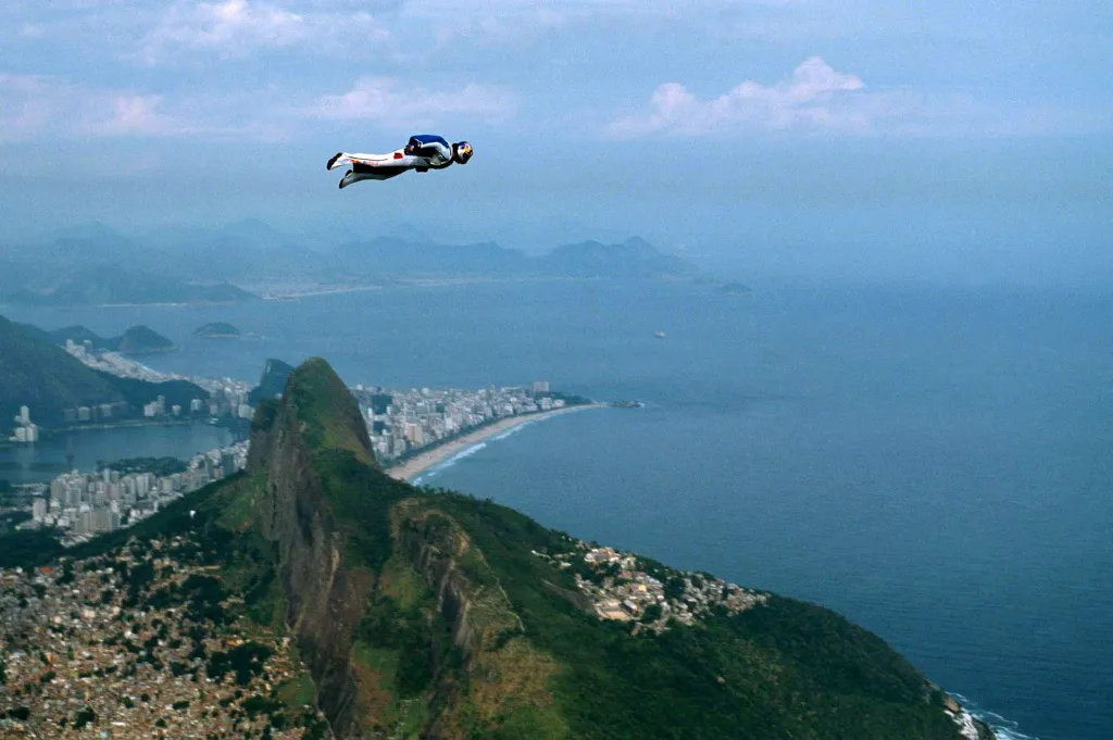 Felix Baumgartner plachtí vzduchem v brazilském Riu de Janeiro. Foceno 8. ledna 2001