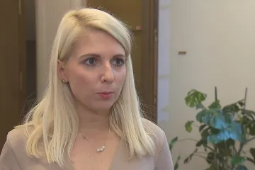 Opozice chce více peněz pro důchodce. Zadlužení vzroste, namítají vládní strany