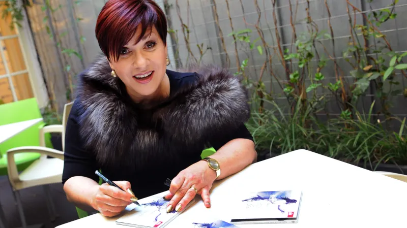 Dagmar Pecková s albem Hříšnice