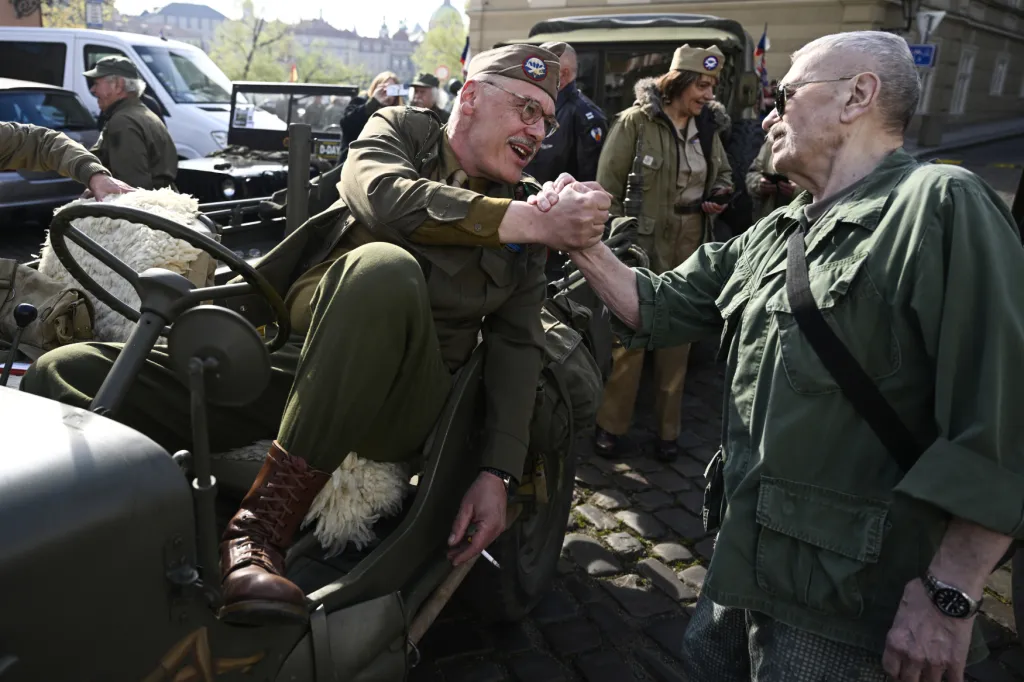 Konvoj osvobození připomněl v Praze konec druhé světové války