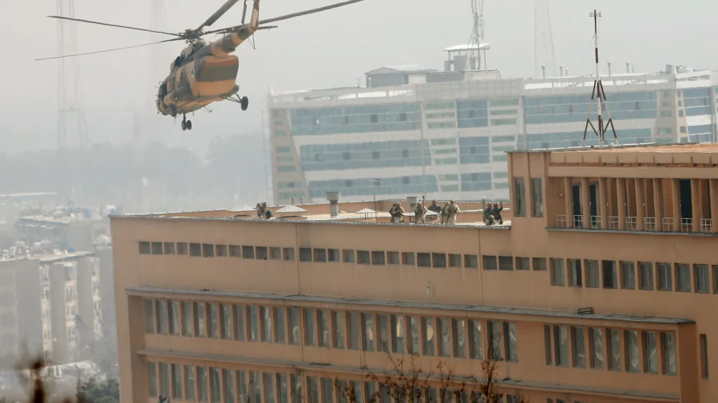 Afghánští vojáci se spouštějí na střechu přepadené nemocnice v Kábulu