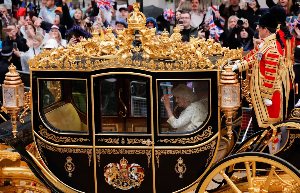 Král s královnou přijeli z Buckinghamského paláce před Westminsterské opatství