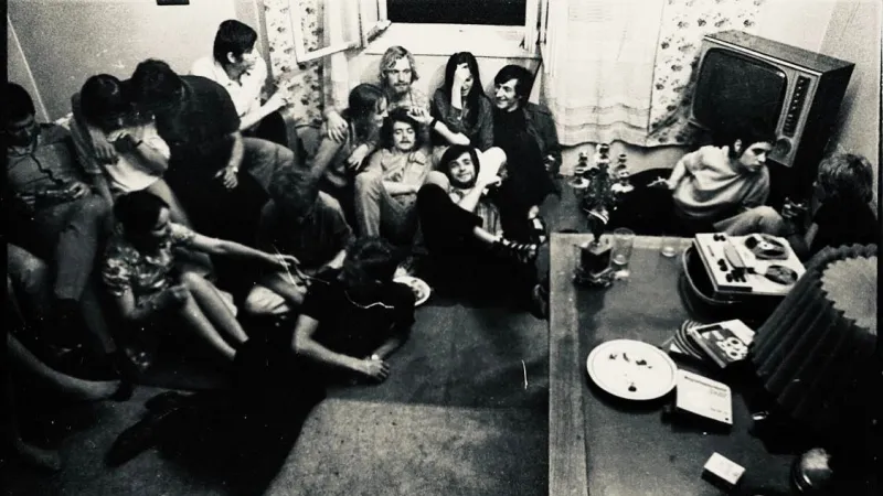 25. narozeniny (1970). Ladislav Plch pod oknem s Jiřím Bartoškou a Bolkem Polívkou