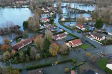 Severozápad Francie postihly silné záplavy, řada vesnic je pod vodou