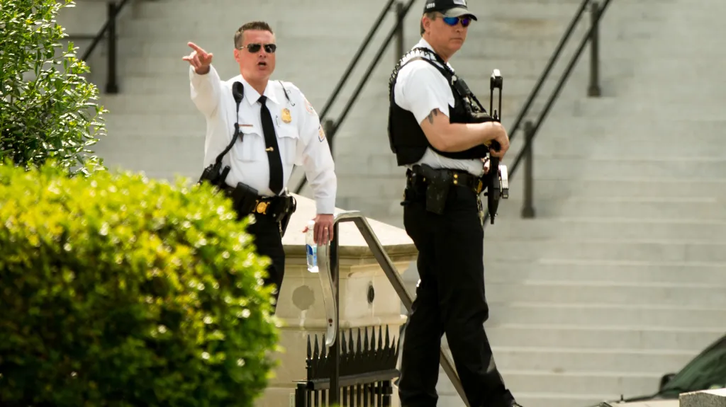 Agenti tajné služby u vchodu do západního křídla Bílého domu