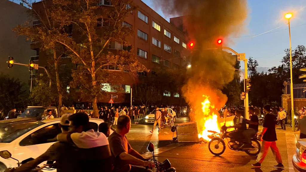 Protesty v Teheránu, uprostřed hoří policejní motocykl (snímek je z 19. září)