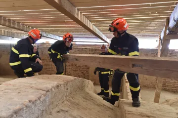 Papež František odslouží bohoslužbu před křížem vyrobeným z trámů tornádem poničeného kostela
