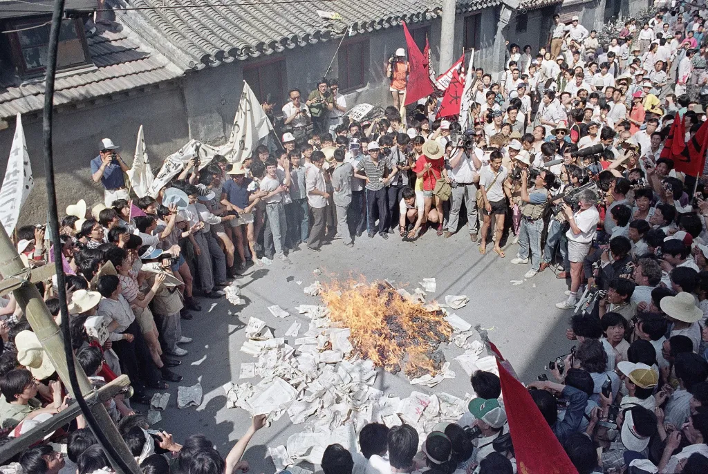 V novinách vyšla výzva ke studentům, aby opustili náměstí a ukončili demonstrace.