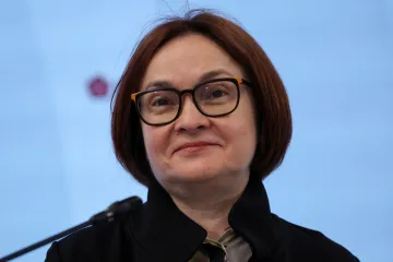 Kreml viní ruskou centrální banku, že oslabila rubl. Vyžaduje rychlou nápravu