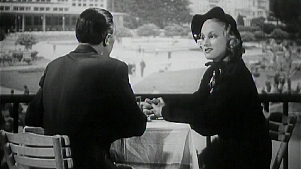 Adina Mandlová na terase hotelu v Luhačovicích