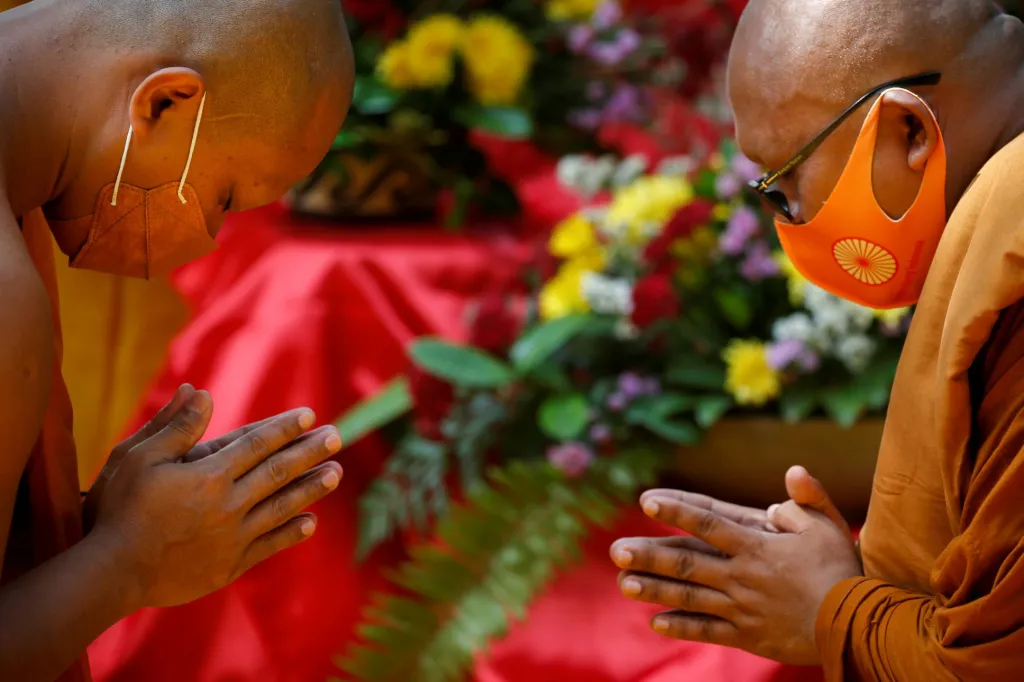 Oslavy buddhistického svátku Vesak v chrámovém komplexu Wat Phra Dhammakaya kousek od Bangkoku