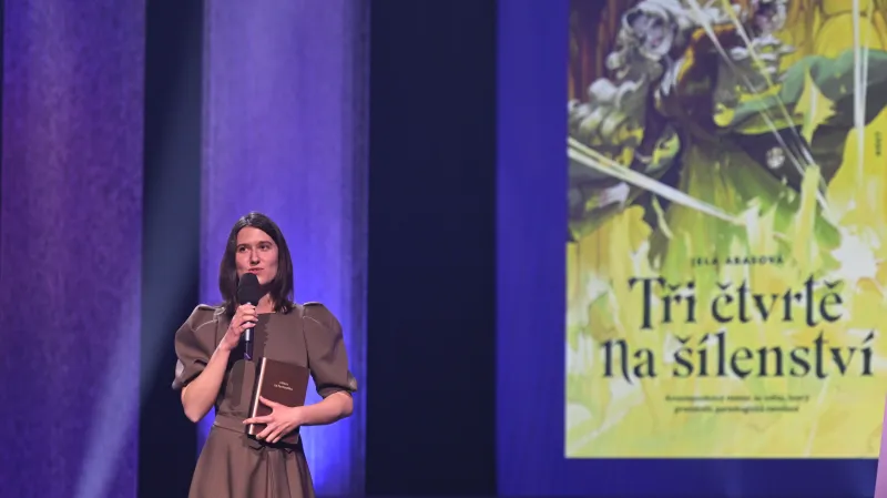 Literu za fantastiku dostala spisovatelka Jela Abasová za knihu Tři čtvrtě na šílenství