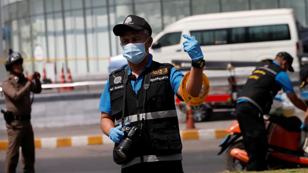 Thajská policie zajišťuje stopy u obchodního centra