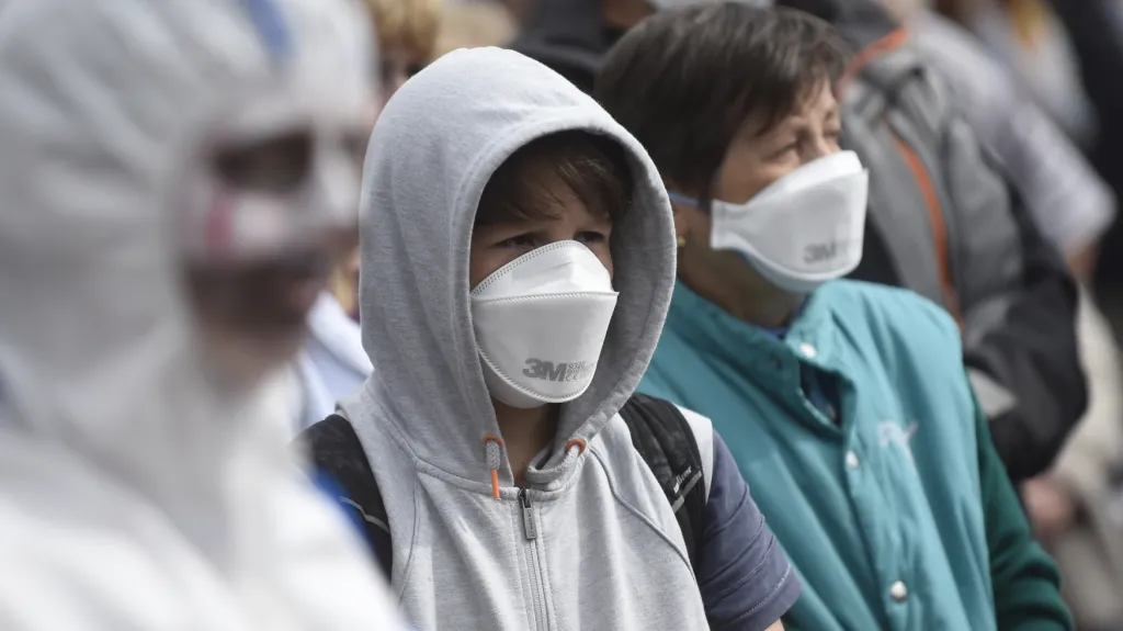 Demonstrace proti zápachu z lakovny v Nymburku