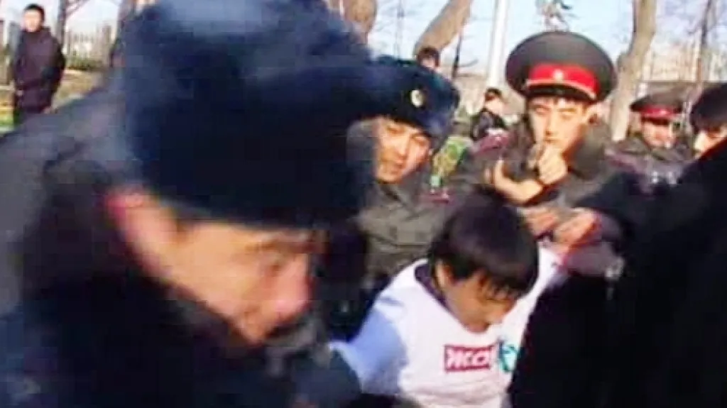 Kyrgyzská policie zasahuje proti demonstrantům