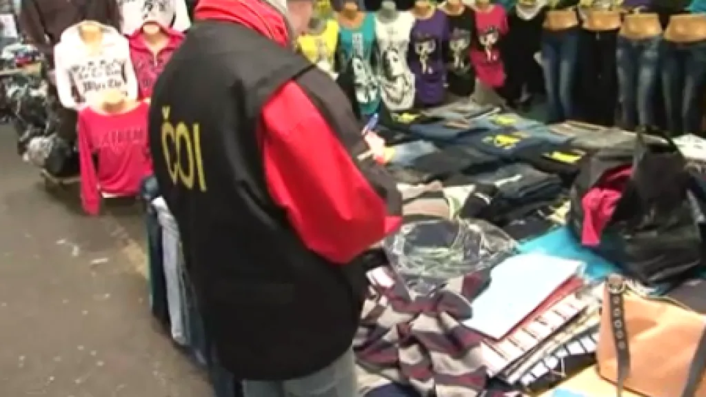 Ve vietnamské tržnici v Hatích odhalili inspektoři padělky za 1,5 milionu korun