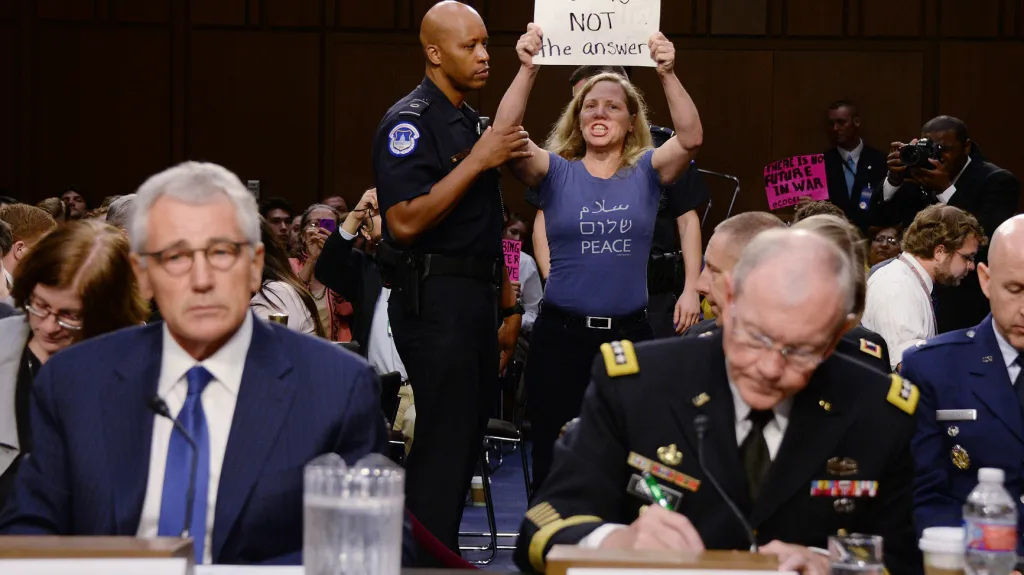 Chuck Hagel a Martin Dempsey při slyšení v Kongresu