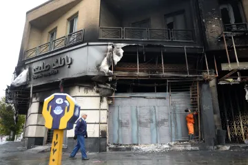 Írán začal po protestech obnovovat připojení k internetu. Z organizování nepokojů viní Západ