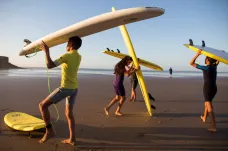 Maročtí surfaři učí jezdit děti na vlnách svobody