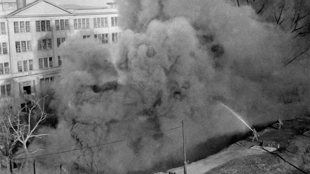 Sovětští hloubkoví letci zapálili u staré Zbrojovky v Brně nádrže s benzinem