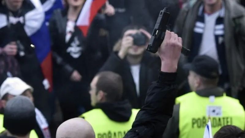 Muž se zbraní na poplašné náboje při demonstraci,  Autor: Petrášek Radek,  Zdroj: ČTK