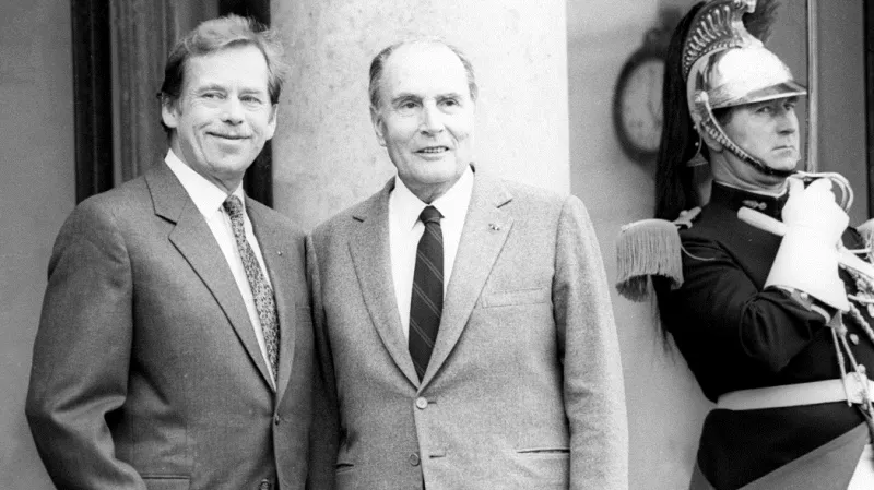 Prezident Václav Havel s prezidentem Francoisem Mitterrandem před Elysejským palácem v roce 1990