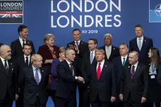 Trump po Macronově provokaci objevil svou lásku k NATO, hodnotí summit média