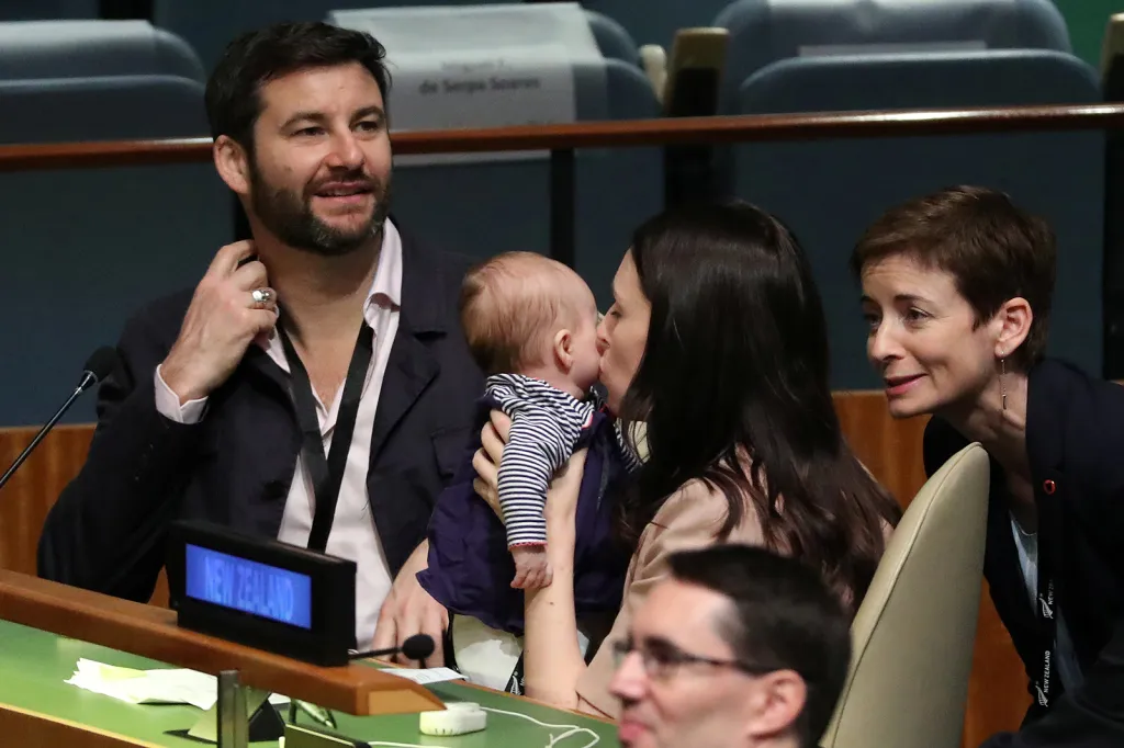 Novozélandská premiérka Jacinda Ardernová se svým dítětem poté, co vystoupila na summitu míru Nelsona Mandely během 73. zasedání Valného shromáždění OSN v New Yorku