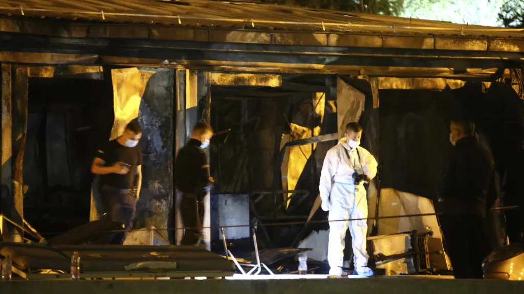 Policisté vyšetřují místo požáru