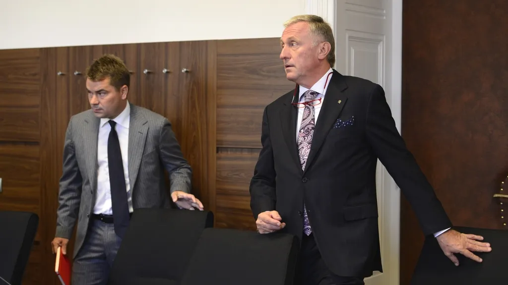 Topolánek přichází vypovídat k soudu. Vlevo přisedá Marek Dalík