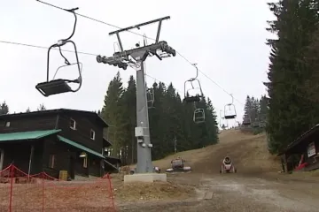 Provozovatele lyžařských areálů trápí teplé počasí