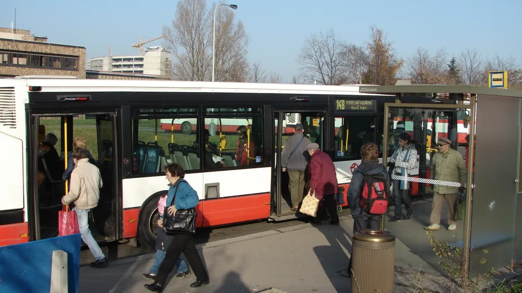 Cestující nastupují do autobusu