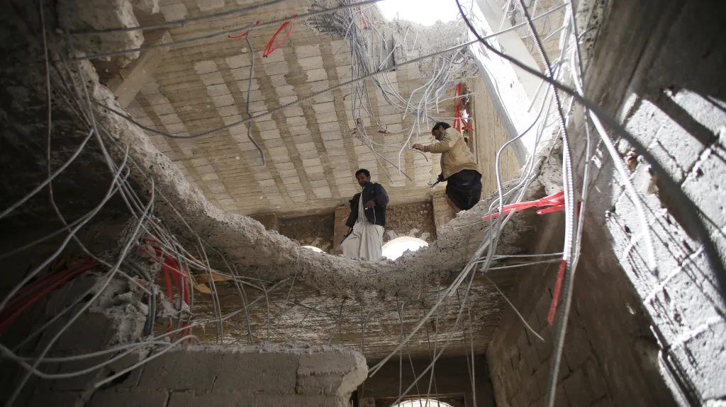 Díra v domě po koaličním náletu v jemenské metropoli Saná