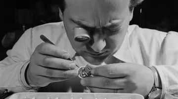 Během 10. výročí od otevření závodu Chronotechna předvedl novinářům Zdeněk Kafka konečné seřízení hodinek do přesného chodu. Je jedním z nejstarších pracovníků závodu a pracoval na výrobě prototypů náramkových hodinek v roce 1954
