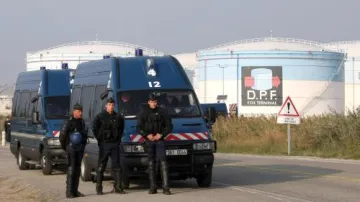Francouzští policisté před sklady pohonných hmot