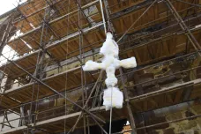 Na starou věž v Sázavském klášteře se vrátil kříž i makovice. Jsou v ní pozdravy budoucím generacím